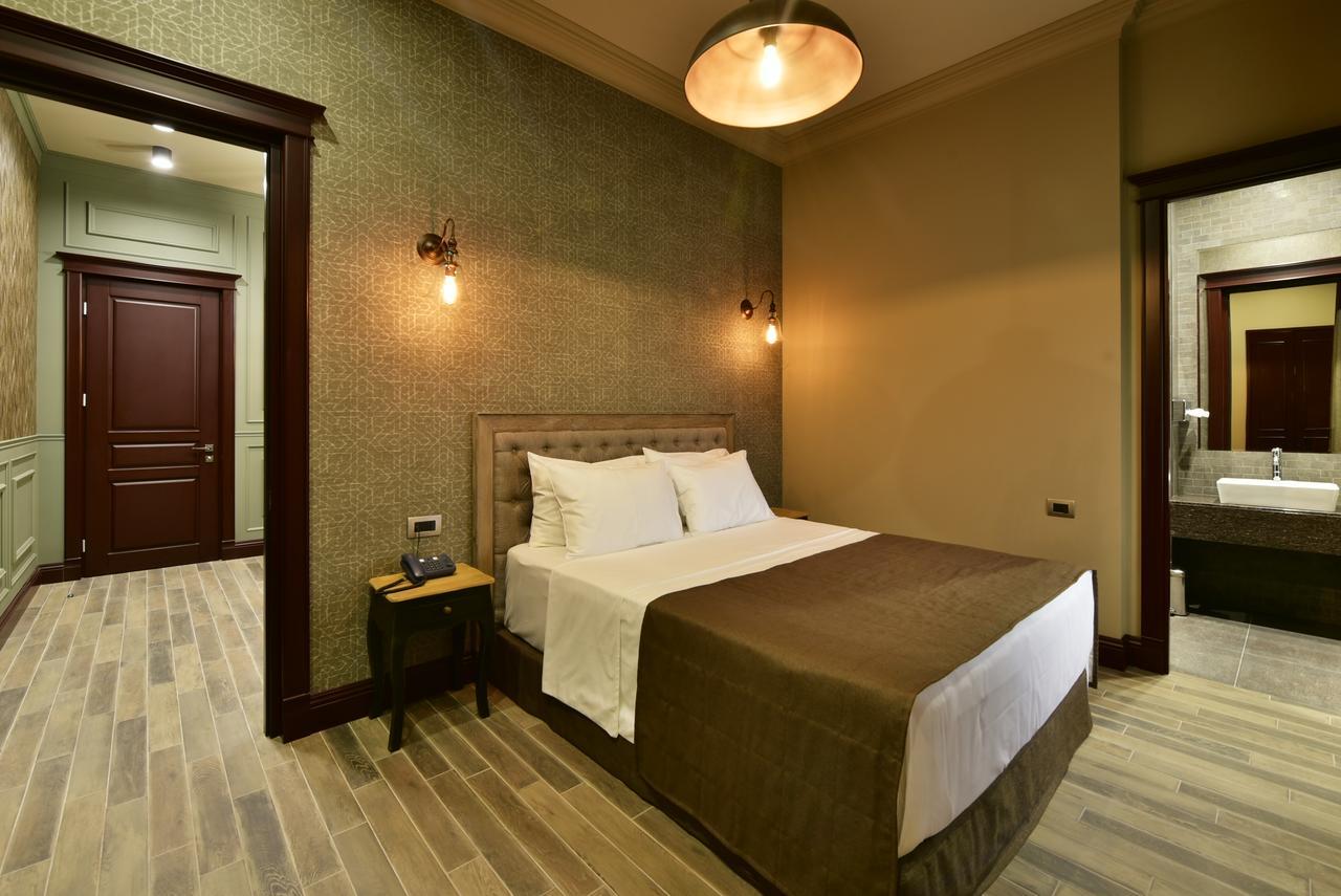 Bastille Hotel Yerevan Bagian luar foto