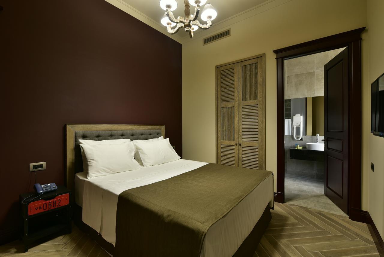 Bastille Hotel Yerevan Bagian luar foto
