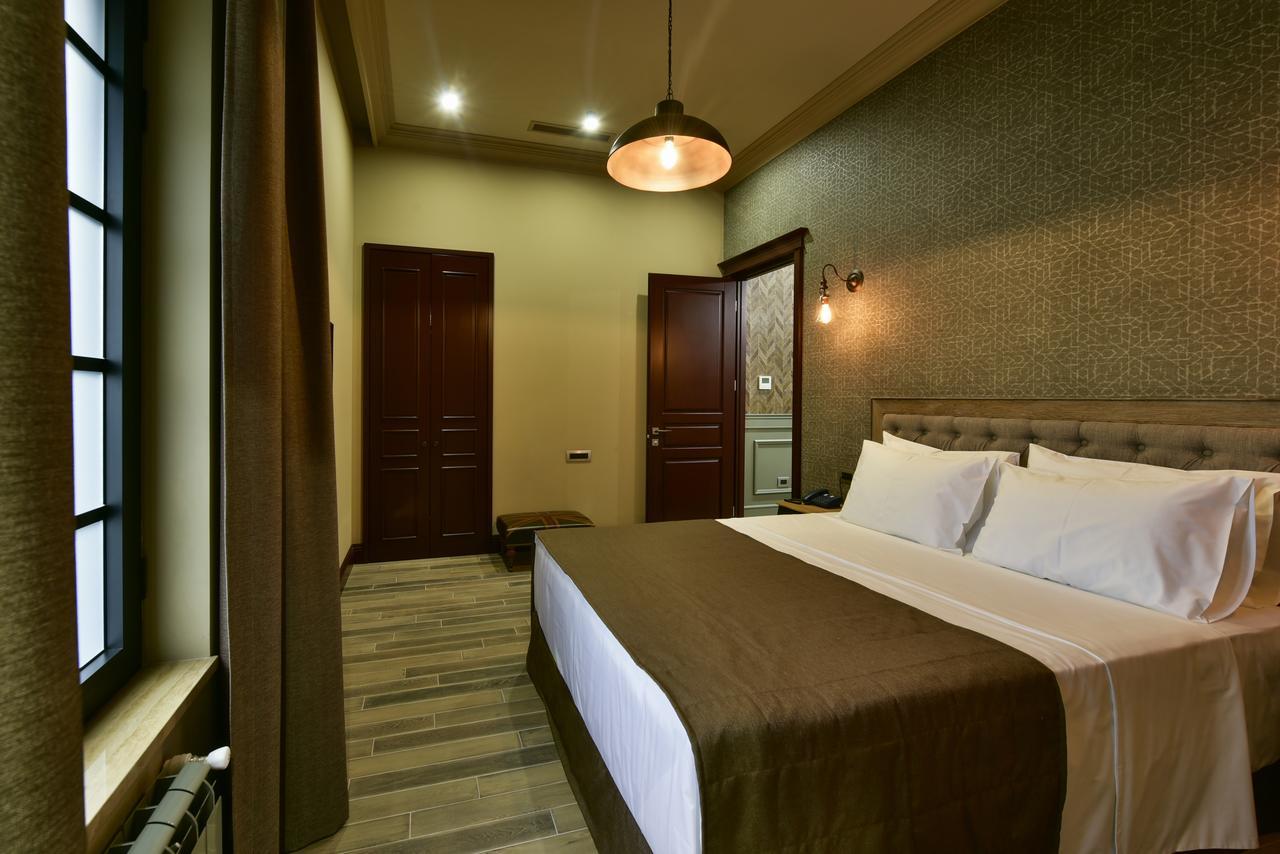 Bastille Hotel Yerevan Bagian luar foto